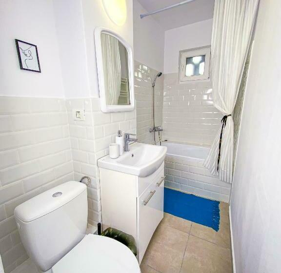 Central And Modern Apartment With Free Parking