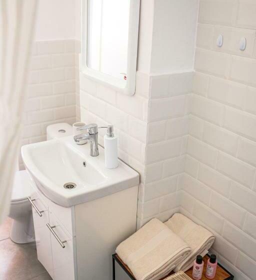 Central And Modern Apartment With Free Parking