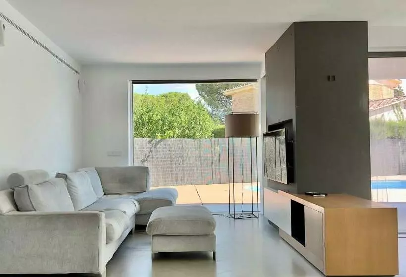 Els Pins    Casa Amb Piscina A Tocar De Banyoles