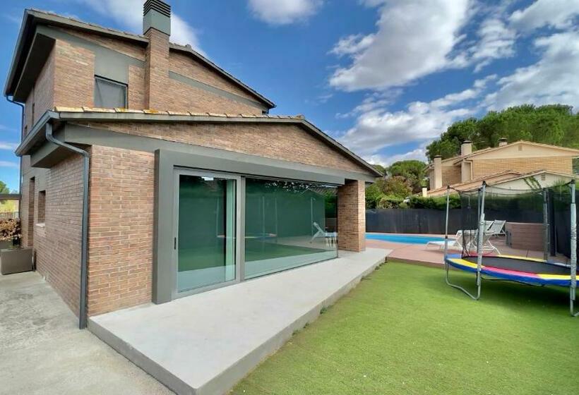 Els Pins    Casa Amb Piscina A Tocar De Banyoles