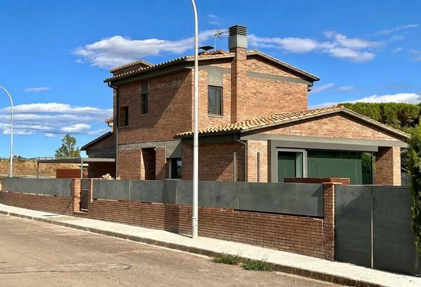 Els Pins    Casa Amb Piscina A Tocar De Banyoles