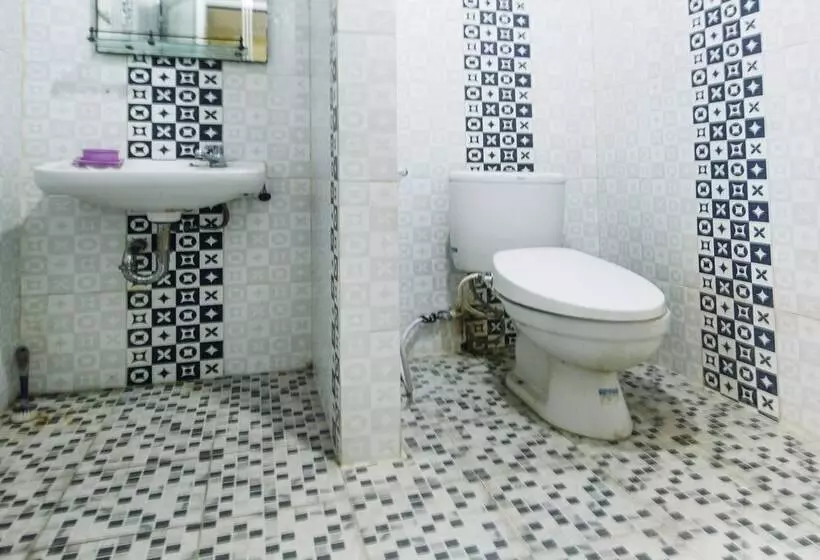 ホテル Spot On 91606 Nadin Guest House