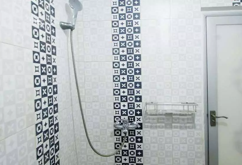 ホテル Spot On 91606 Nadin Guest House