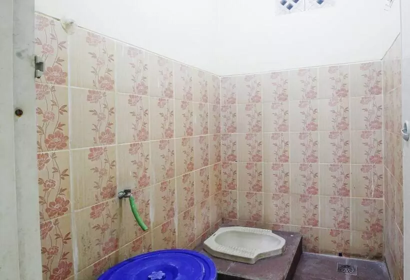 ホテル Spot On 91606 Nadin Guest House