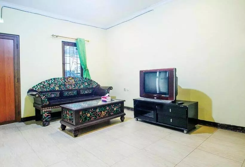 ホテル Spot On 91606 Nadin Guest House