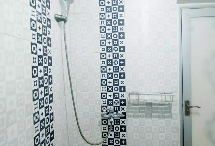 ホテル Spot On 91606 Nadin Guest House