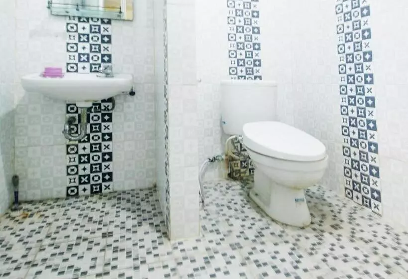 ホテル Spot On 91606 Nadin Guest House