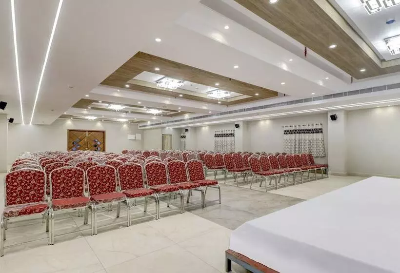 هتل Treebo Grand Milan