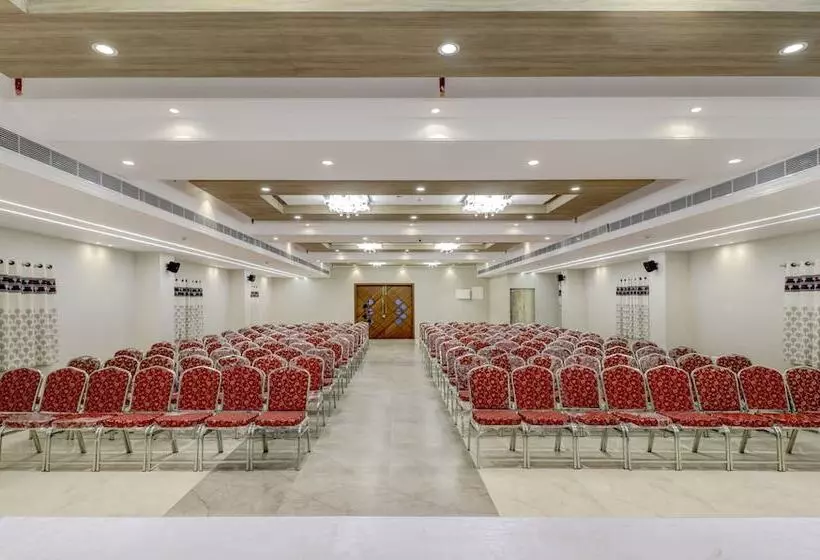 هتل Treebo Grand Milan