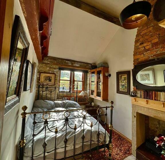 The Writers Cottage   Intriguing & Romantic