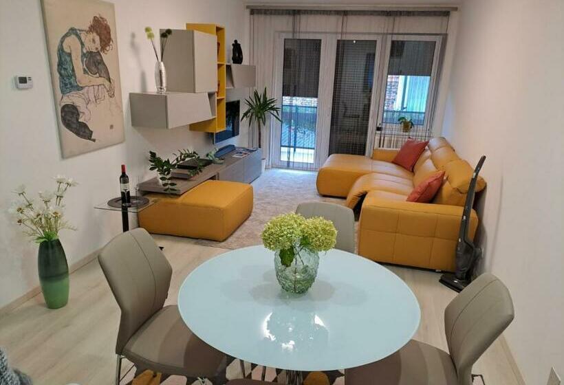 Disztingvált Apartman, Free Garage