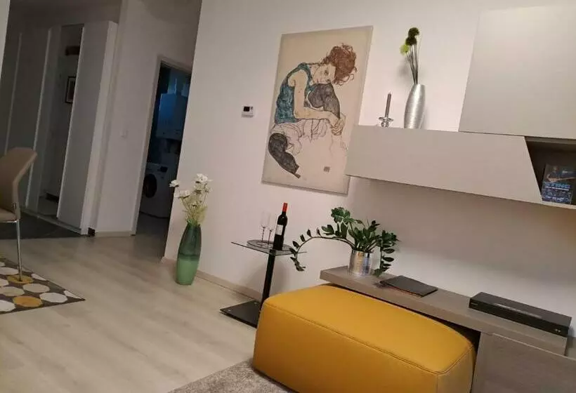 Disztingvált Apartman, Free Garage