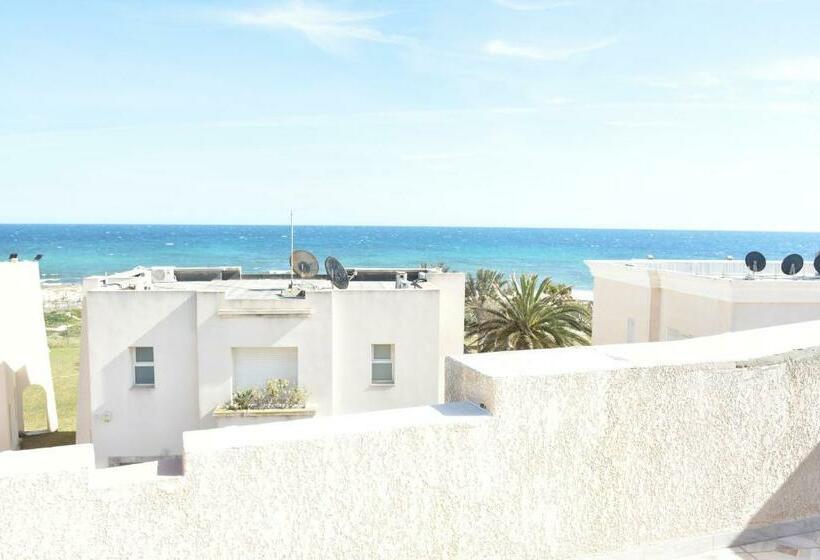 Une Très Belle Villa Au Bord De La Mer !