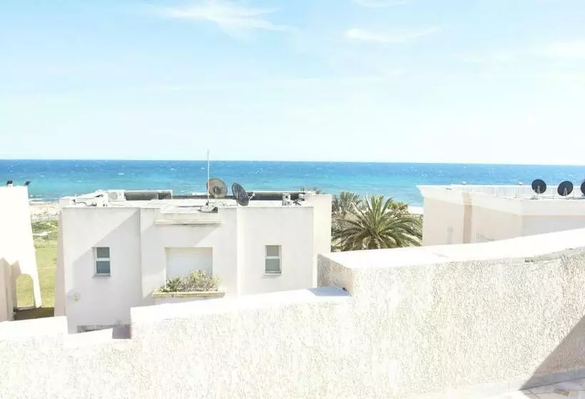 Une Très Belle Villa Au Bord De La Mer !