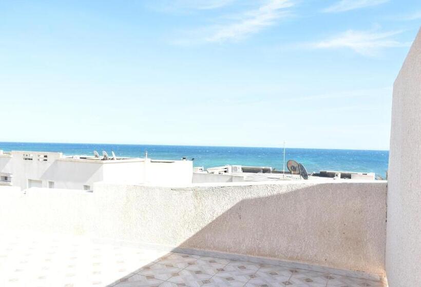 Une Très Belle Villa Au Bord De La Mer !