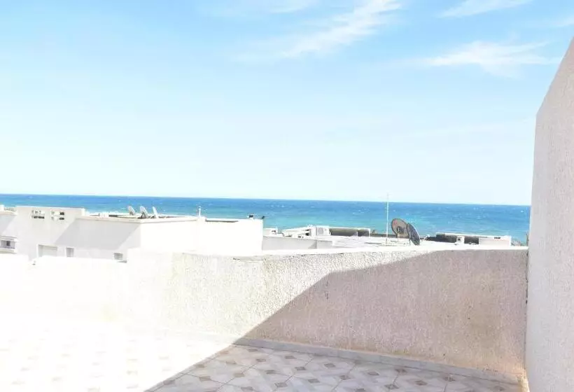 Une Très Belle Villa Au Bord De La Mer !