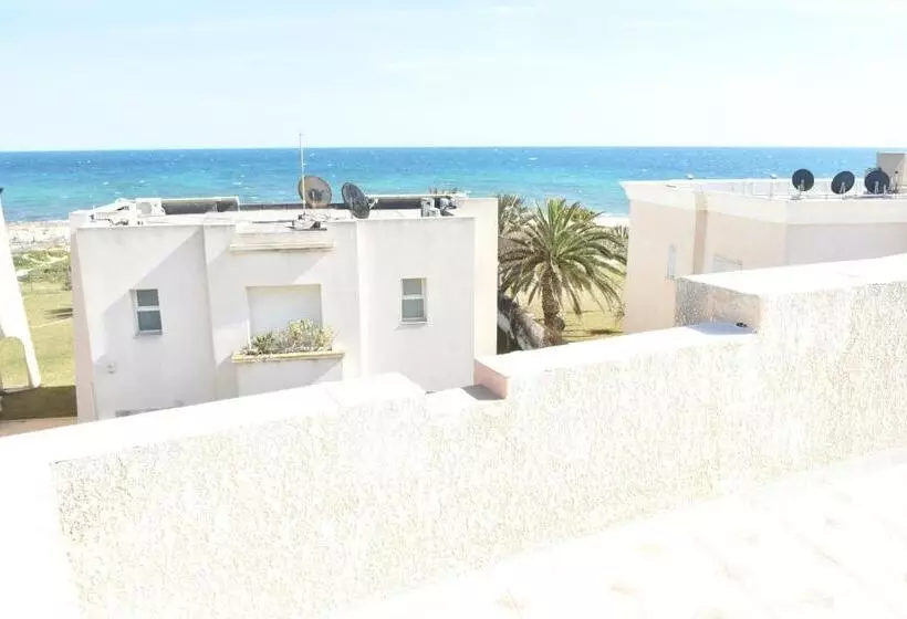 Une Très Belle Villa Au Bord De La Mer !