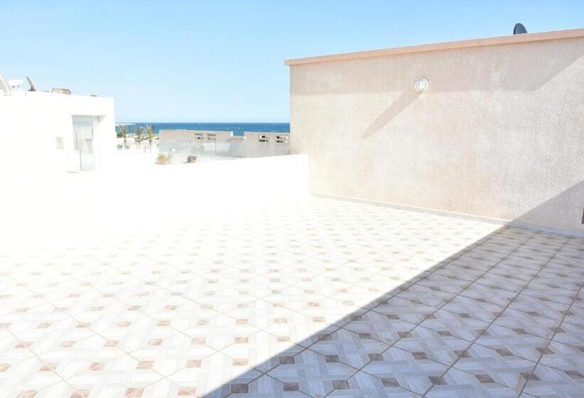 Une Très Belle Villa Au Bord De La Mer !