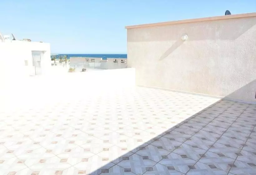 Une Très Belle Villa Au Bord De La Mer !