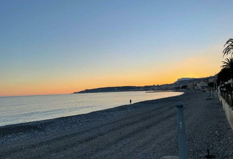 Appartamento Incantevole A Menton Fronte Spiaggia