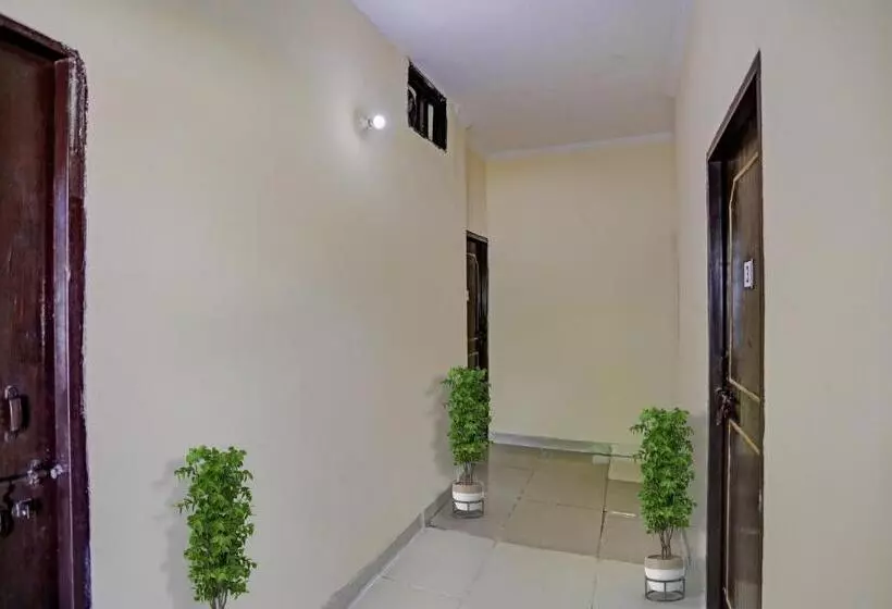 Hotelli Oyo Flagship 92636 Greno Residency