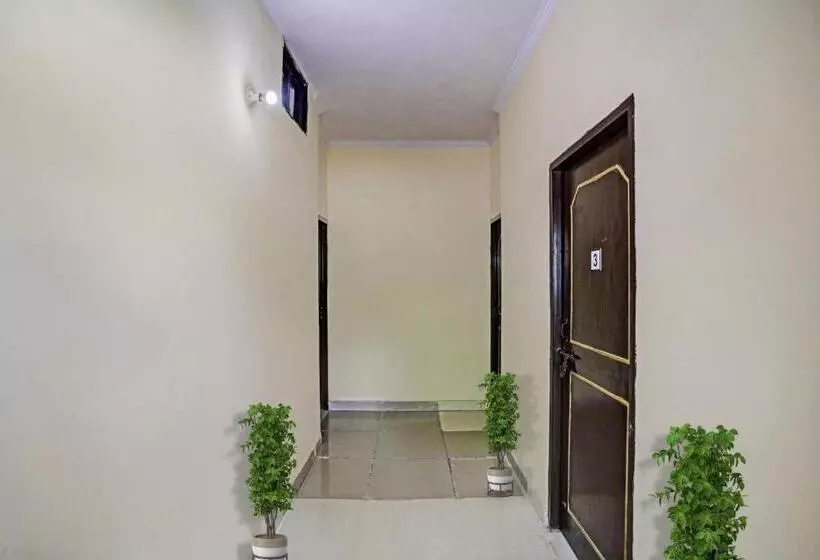 Hotelli Oyo Flagship 92636 Greno Residency