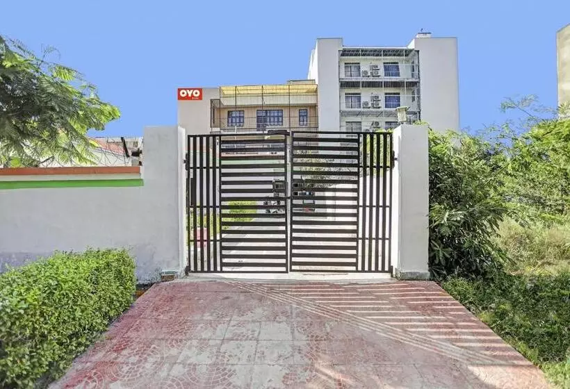 Hotelli Oyo Flagship 92636 Greno Residency