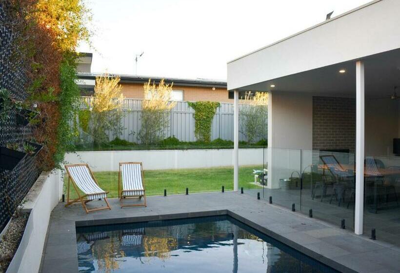 Luxury Family Home With Pool 3 Minutes From Cbd