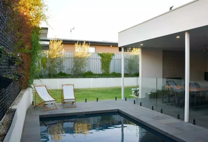 Luxury Family Home With Pool 3 Minutes From Cbd