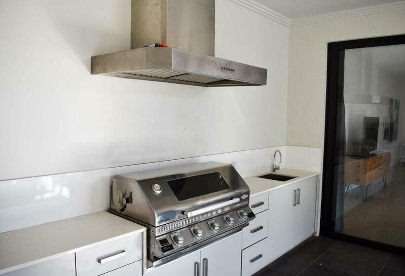 Luxury Family Home With Pool 3 Minutes From Cbd