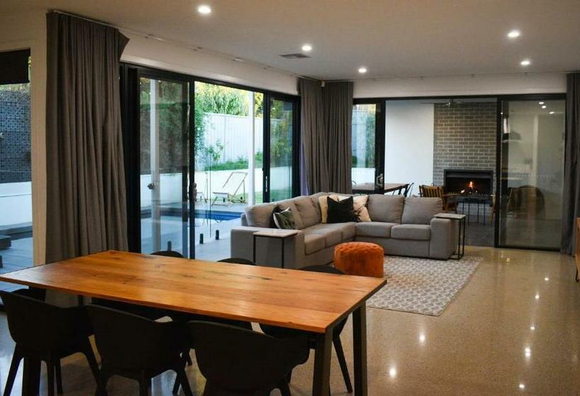 Luxury Family Home With Pool 3 Minutes From Cbd
