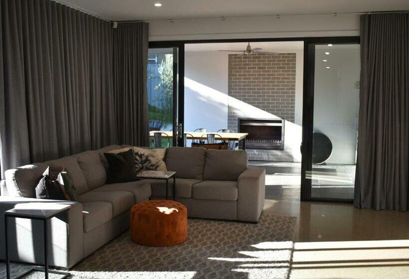 Luxury Family Home With Pool 3 Minutes From Cbd