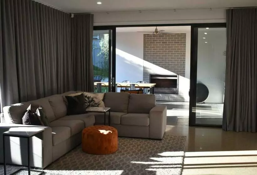 Luxury Family Home With Pool 3 Minutes From Cbd