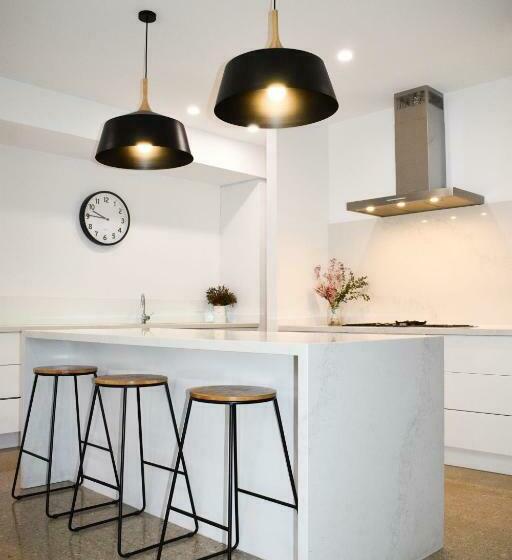 Luxury Family Home With Pool 3 Minutes From Cbd