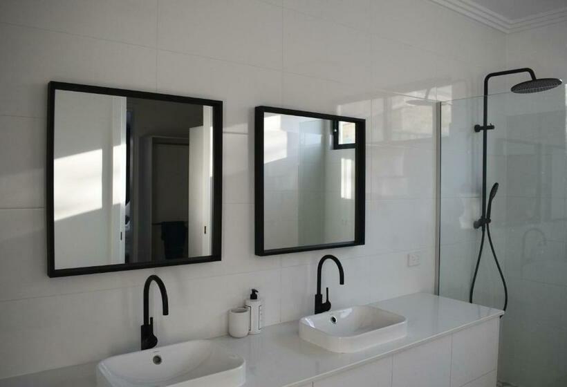 Luxury Family Home With Pool 3 Minutes From Cbd