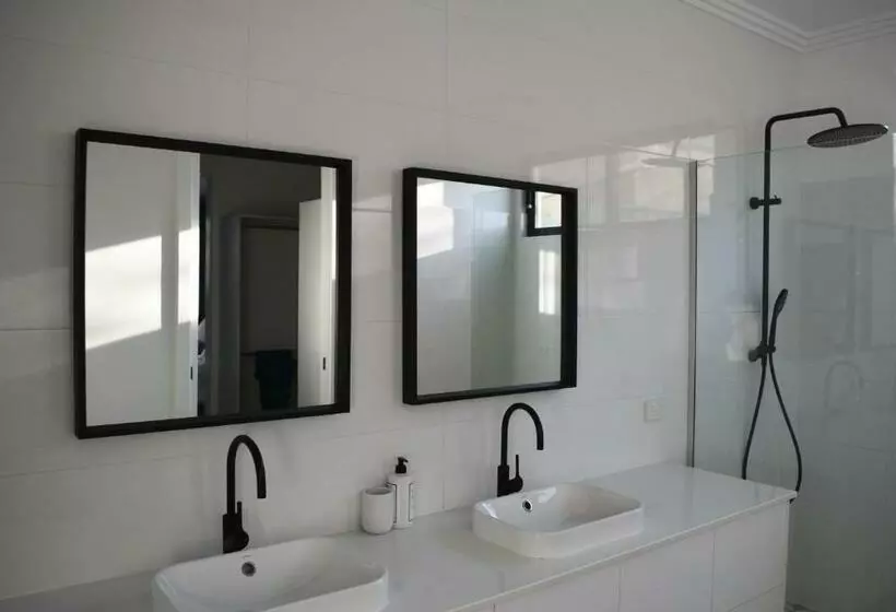 Luxury Family Home With Pool 3 Minutes From Cbd