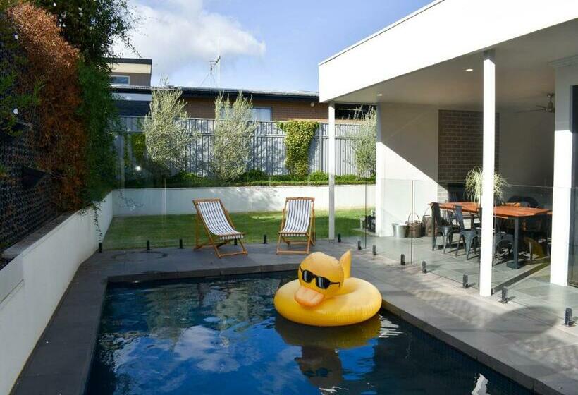 Luxury Family Home With Pool 3 Minutes From Cbd