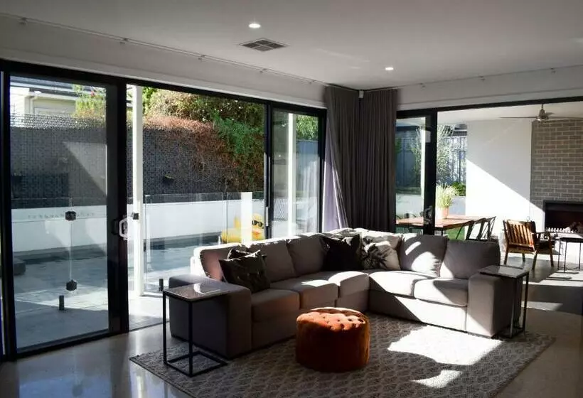 Luxury Family Home With Pool 3 Minutes From Cbd