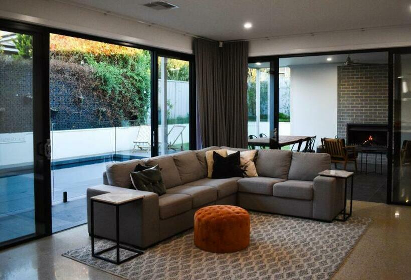 Luxury Family Home With Pool 3 Minutes From Cbd