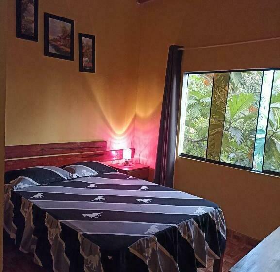 پانسیون Hostal Claveles Inn