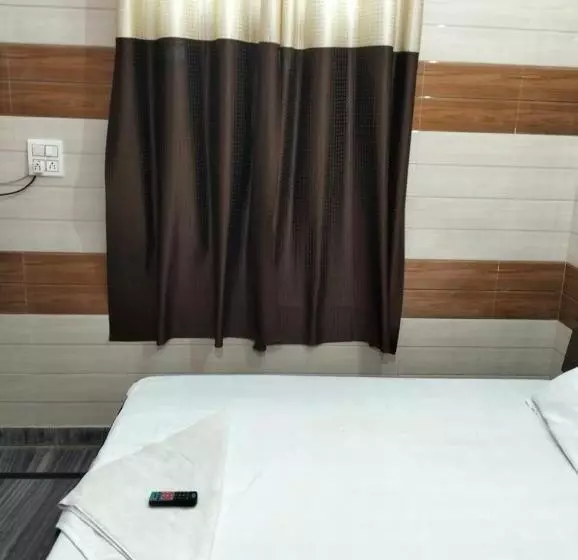 Suresh Guest House & Hotel By Wb Inn
