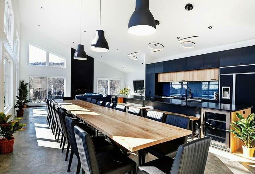 Blanc 28   Les Chalets Alpins, Stoneham