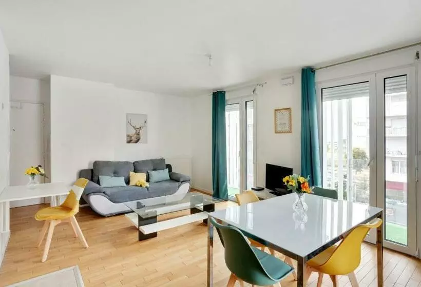 Chic Apart With Parking Near Paris