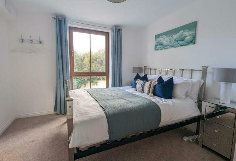 Brooklands Central Apartment