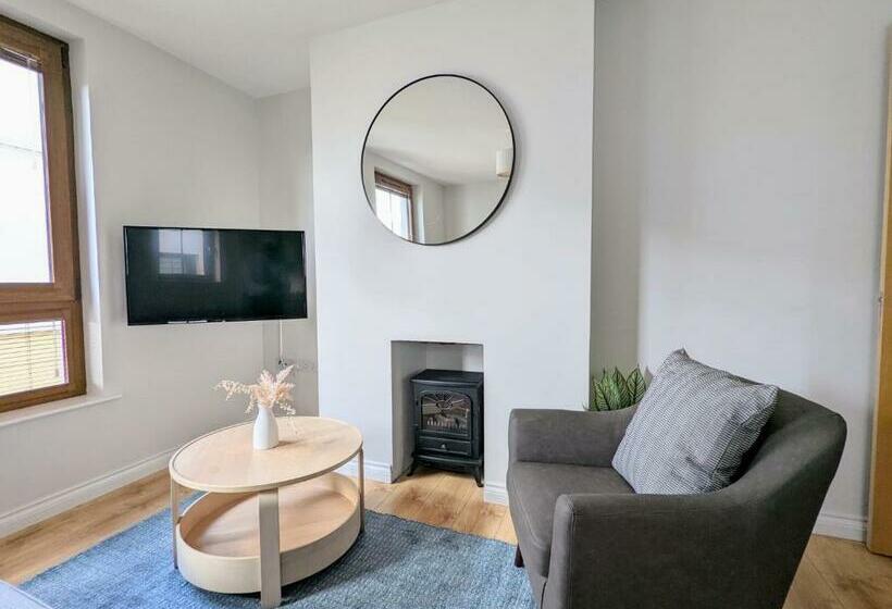 Brooklands Central Apartment