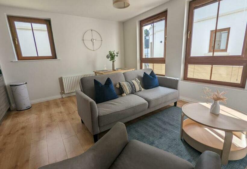 Brooklands Central Apartment