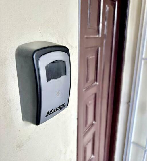 Gorgeous 1 Bedroom Condo With Free Parking On Site