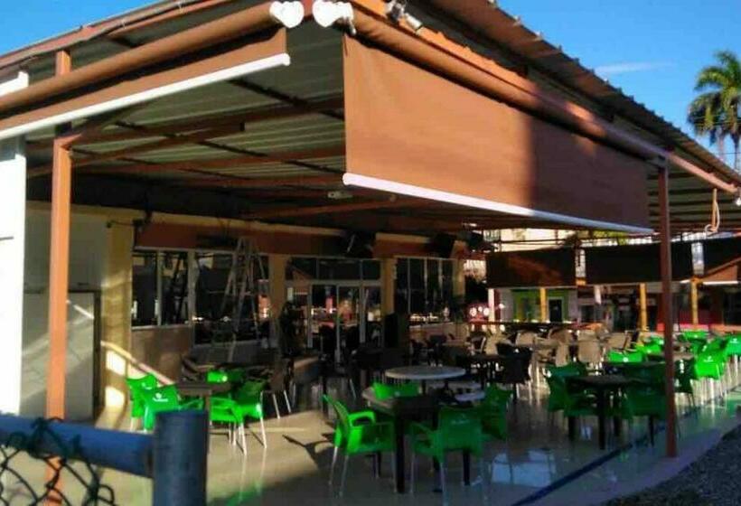 Gorgeous 1 Bedroom Condo With Free Parking On Site