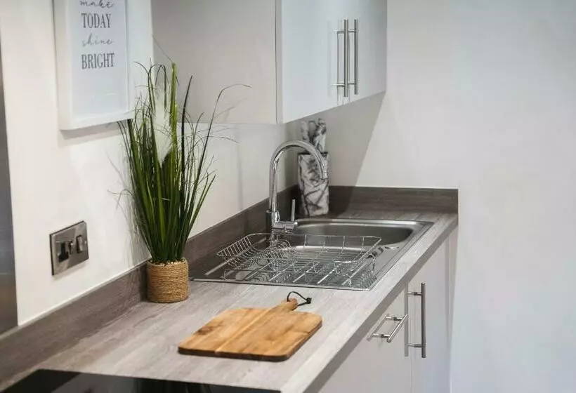 Modern 1 Bed Brand New Central Free Wi Fi