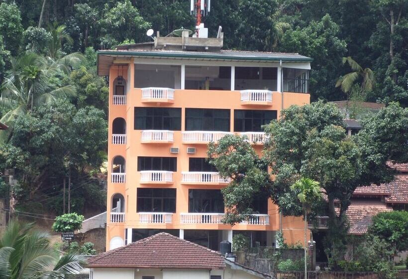 Отель Majestic Tourist